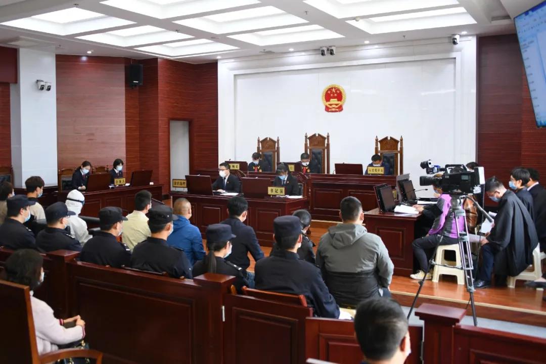 “童话大王”郑渊洁实名举报，涉案近亿元侵权盗版案开庭审理